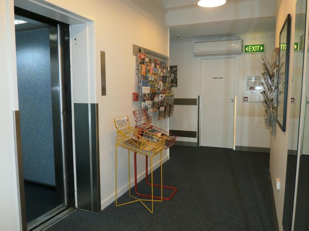Adina Place 3*